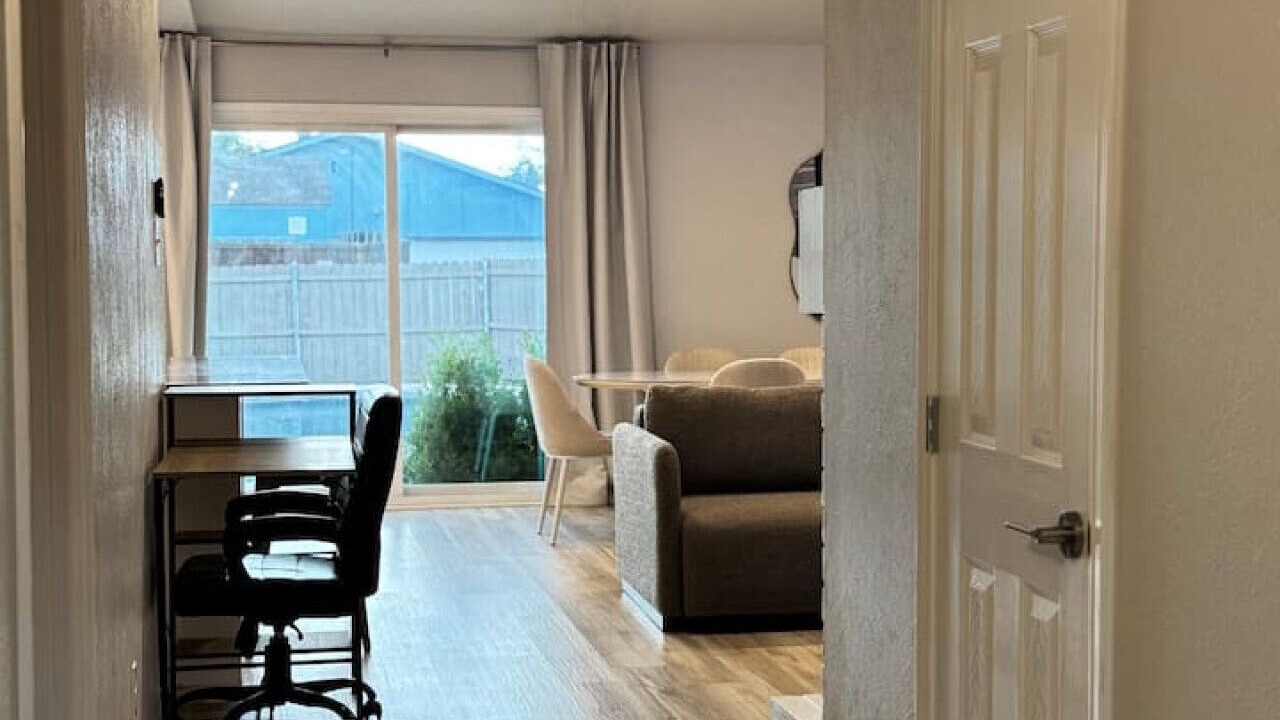 Photo of Livingroom in Northeast Carrollton