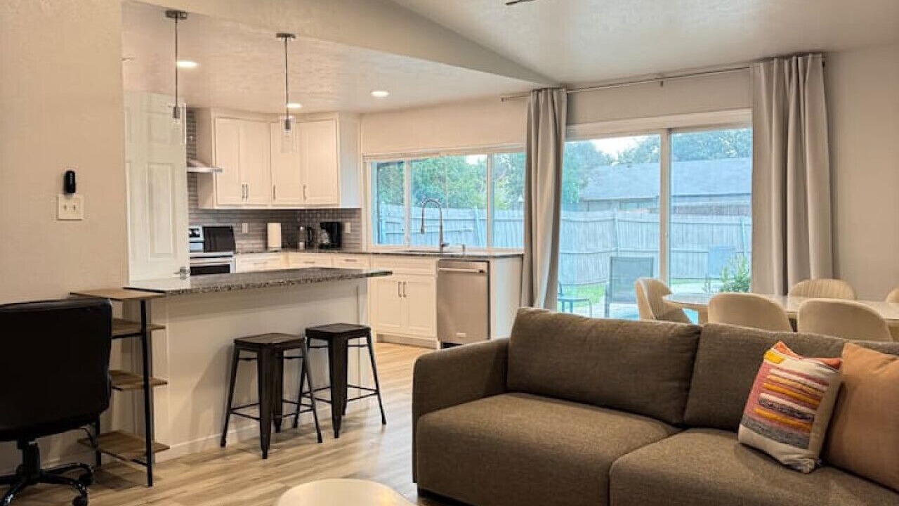 Photo of Livingroom in Northeast Carrollton