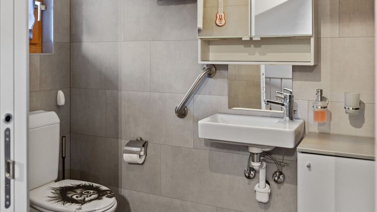 Photo of Bathroom in Lens