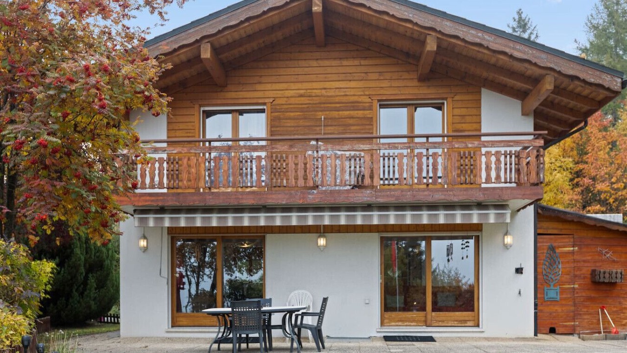 Photo of Outdoor in Lens