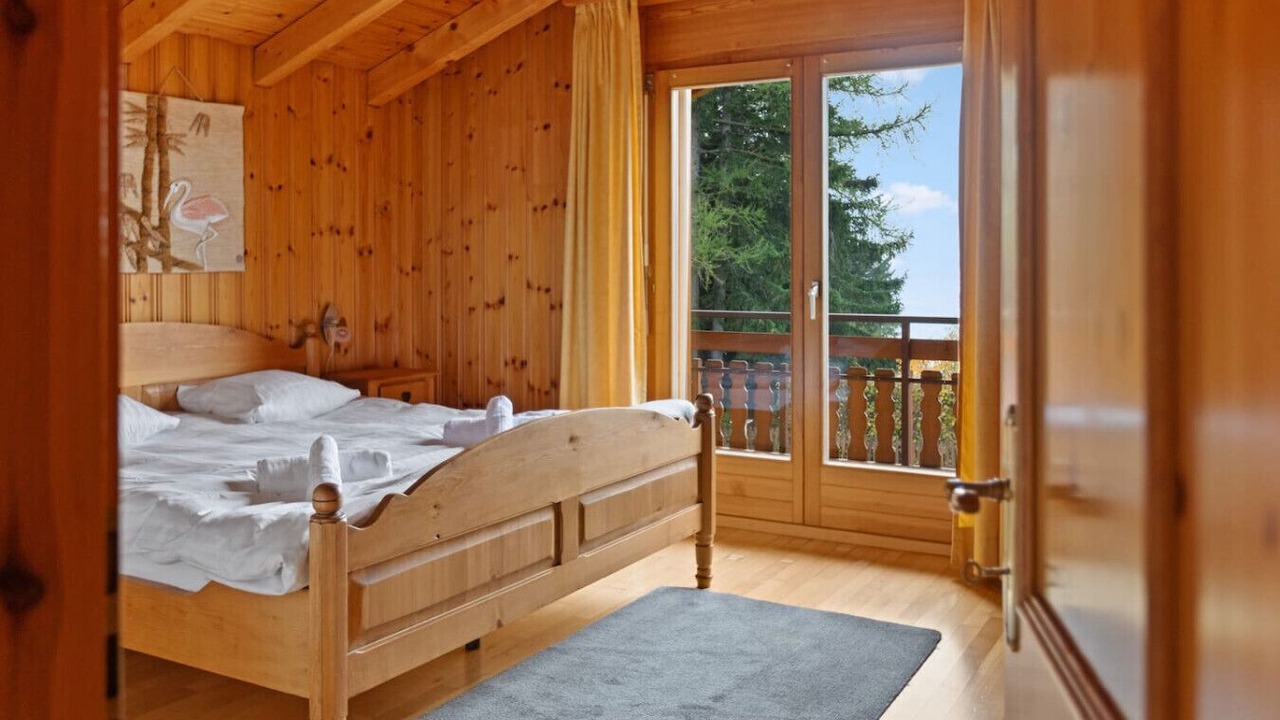 Photo of Bedroom in Lens