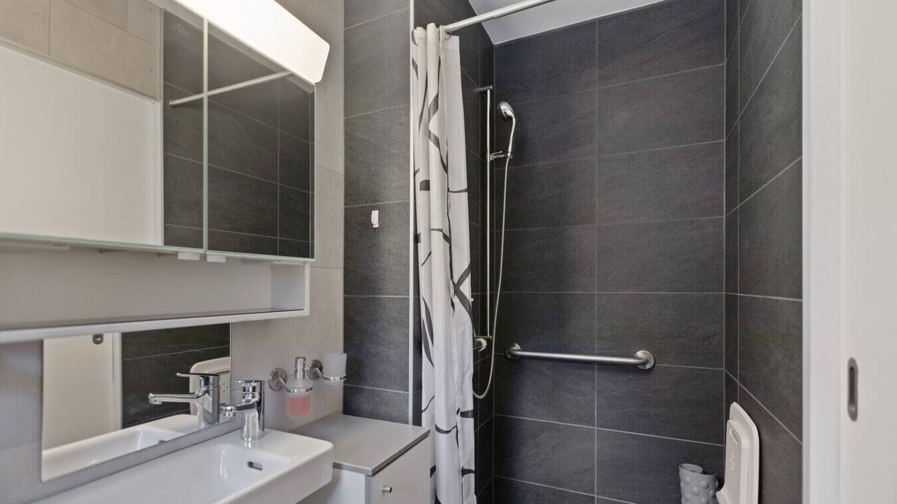 Photo of Bathroom in Lens
