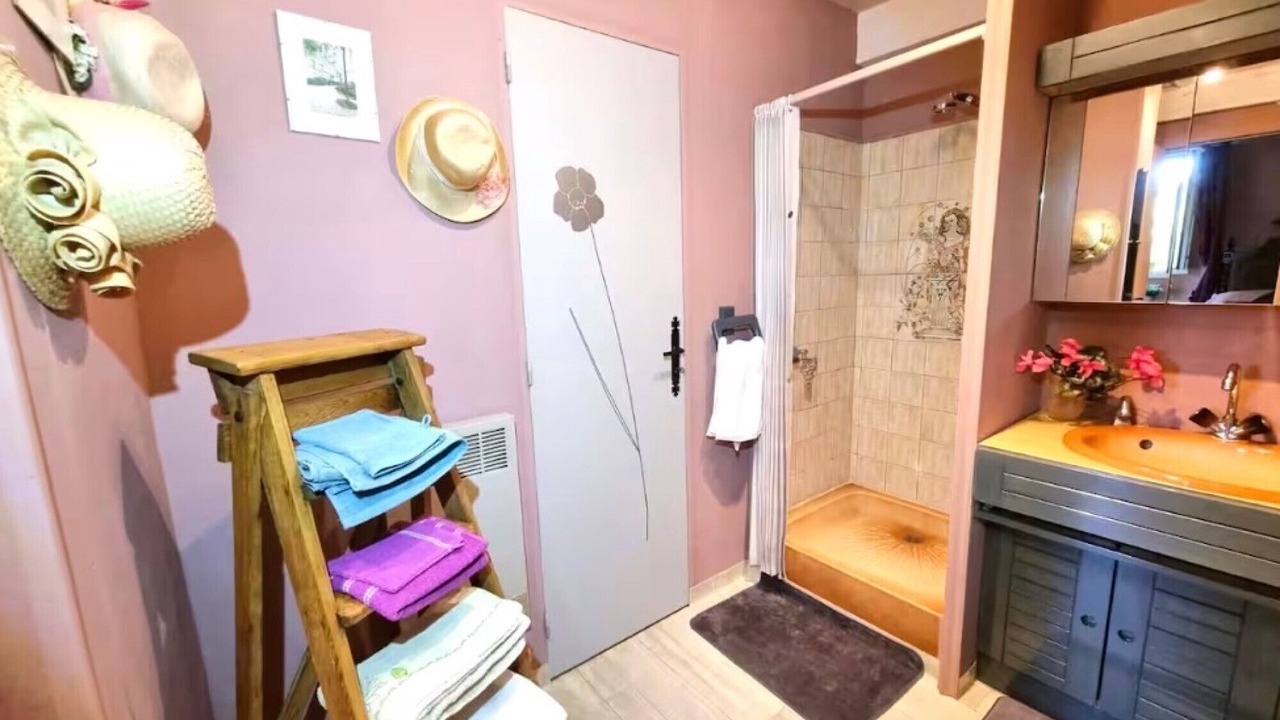 Photo of Bathroom in Cauge