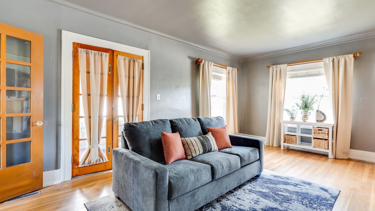Photo of Livingroom in College Hill