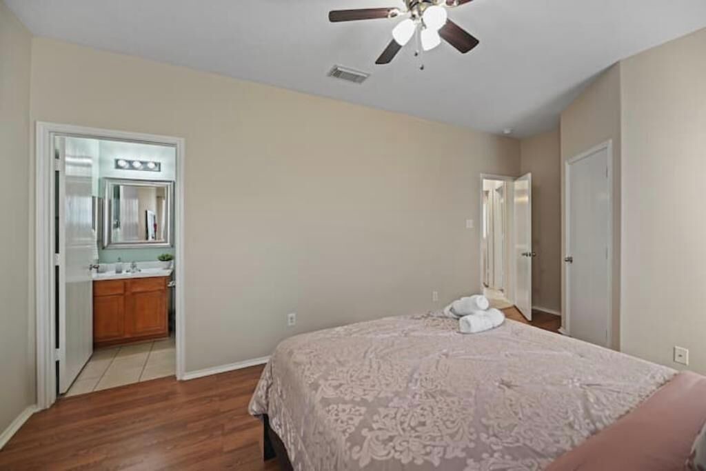 Photo of Bedroom in Humble