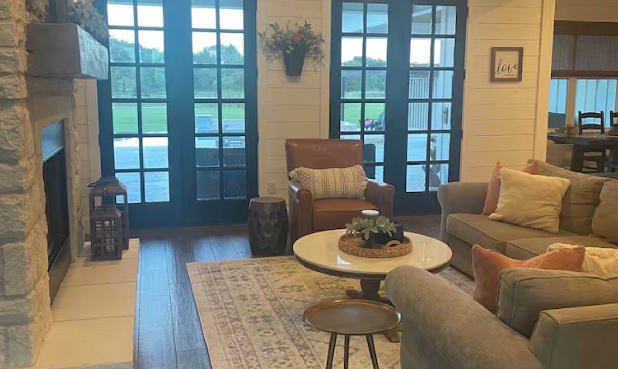 Photo of Livingroom in Sealy