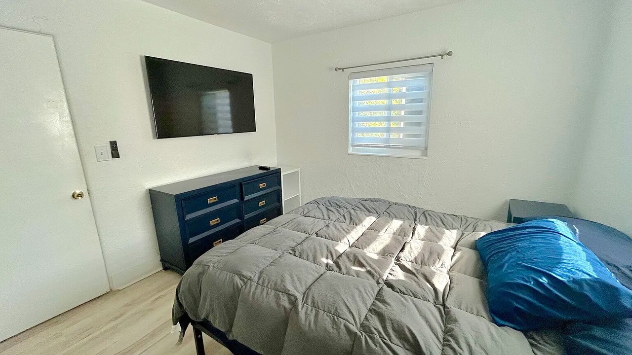 Photo of Bedroom in Oakland Park