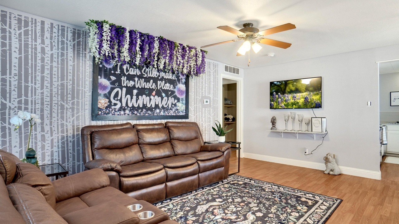 Photo of Livingroom in Westworth Village