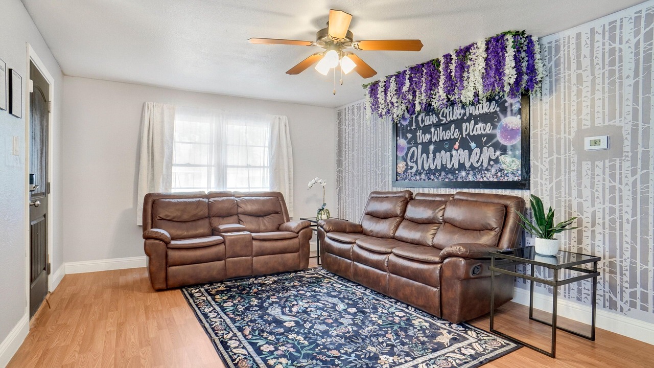 Photo of Livingroom in Westworth Village