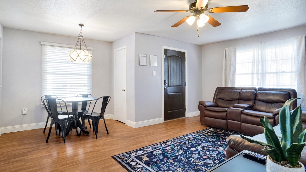 Photo of Livingroom in Westworth Village