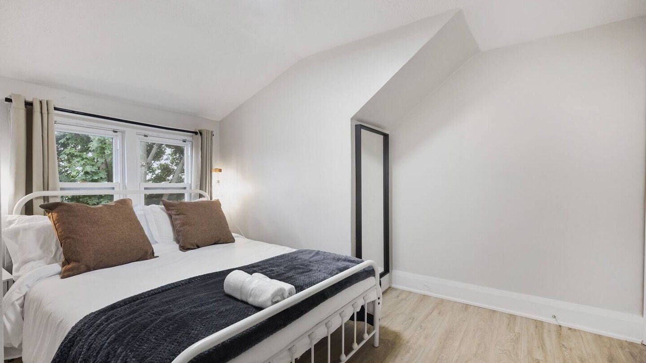 Photo of Bedroom in Lakeview
