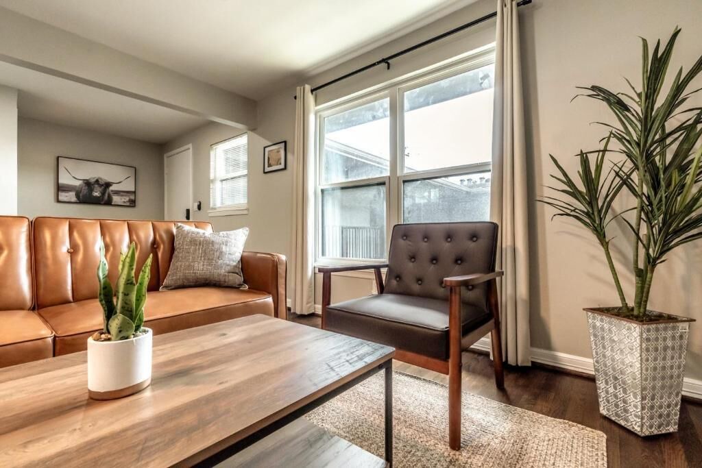 Photo of Livingroom in Neartown