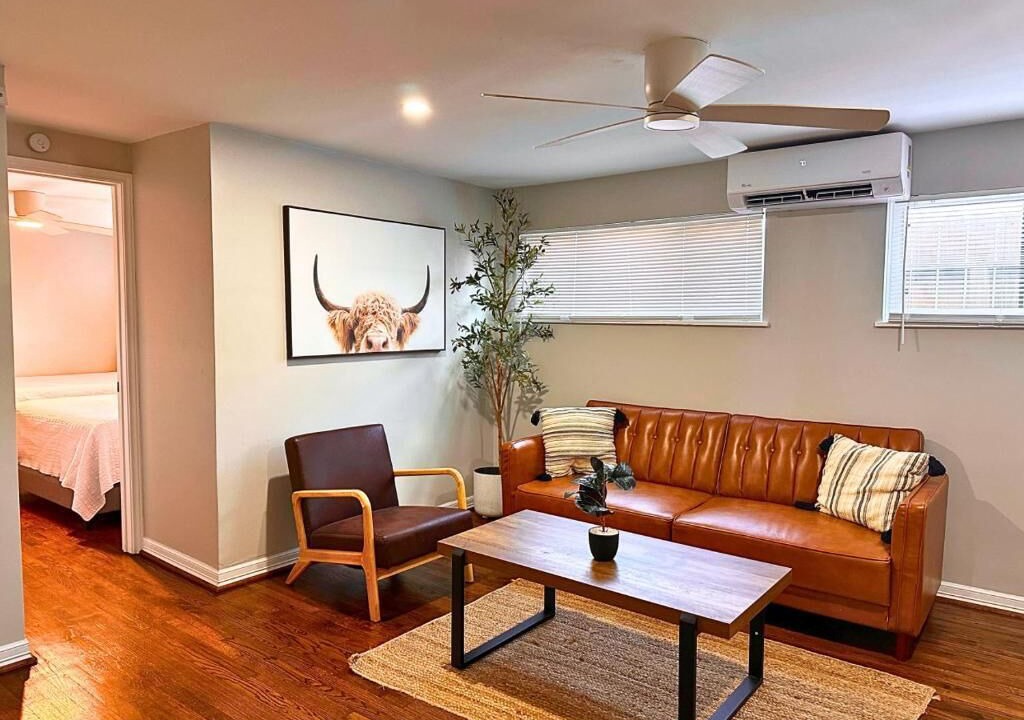 Photo of Livingroom in Neartown