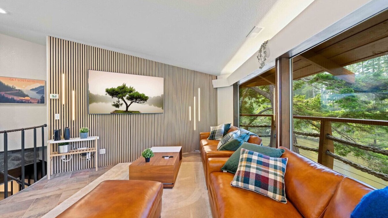 Photo of Livingroom in Saunders Lake