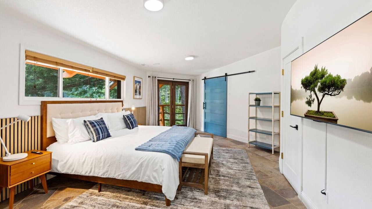 Photo of Bedroom in Saunders Lake