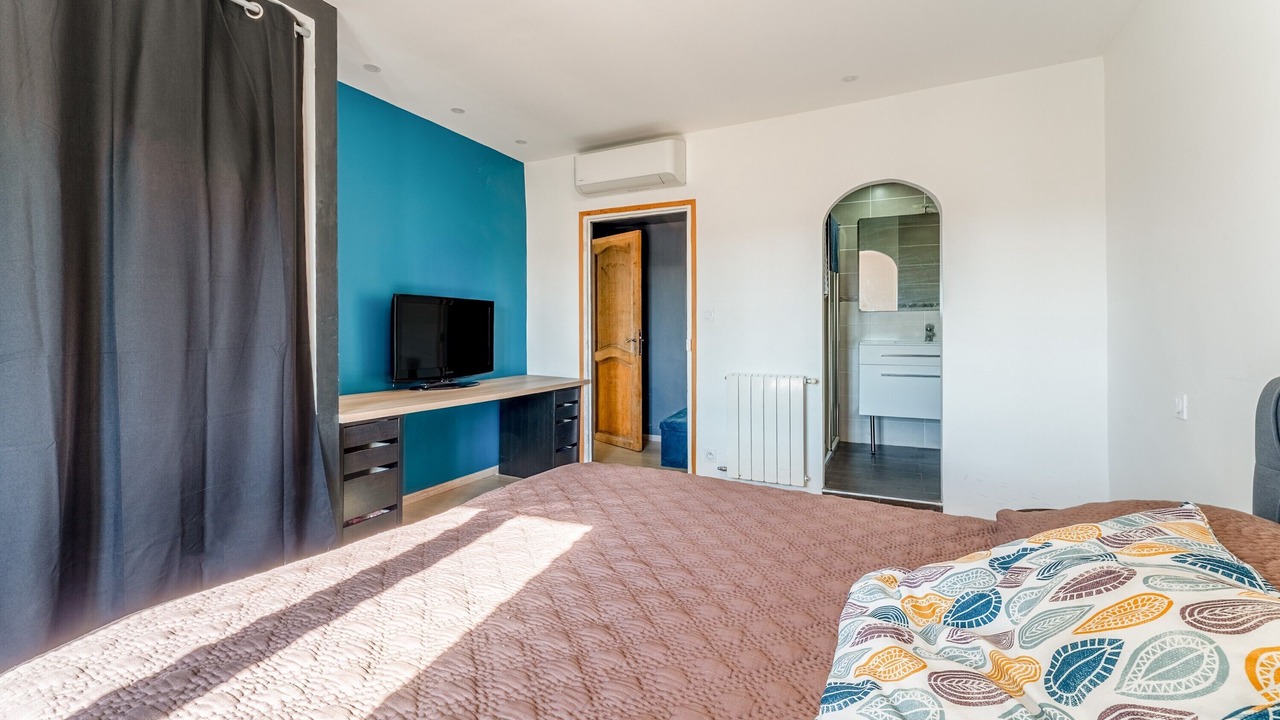 Photo of Bedroom in Camaret-sur-Aigues