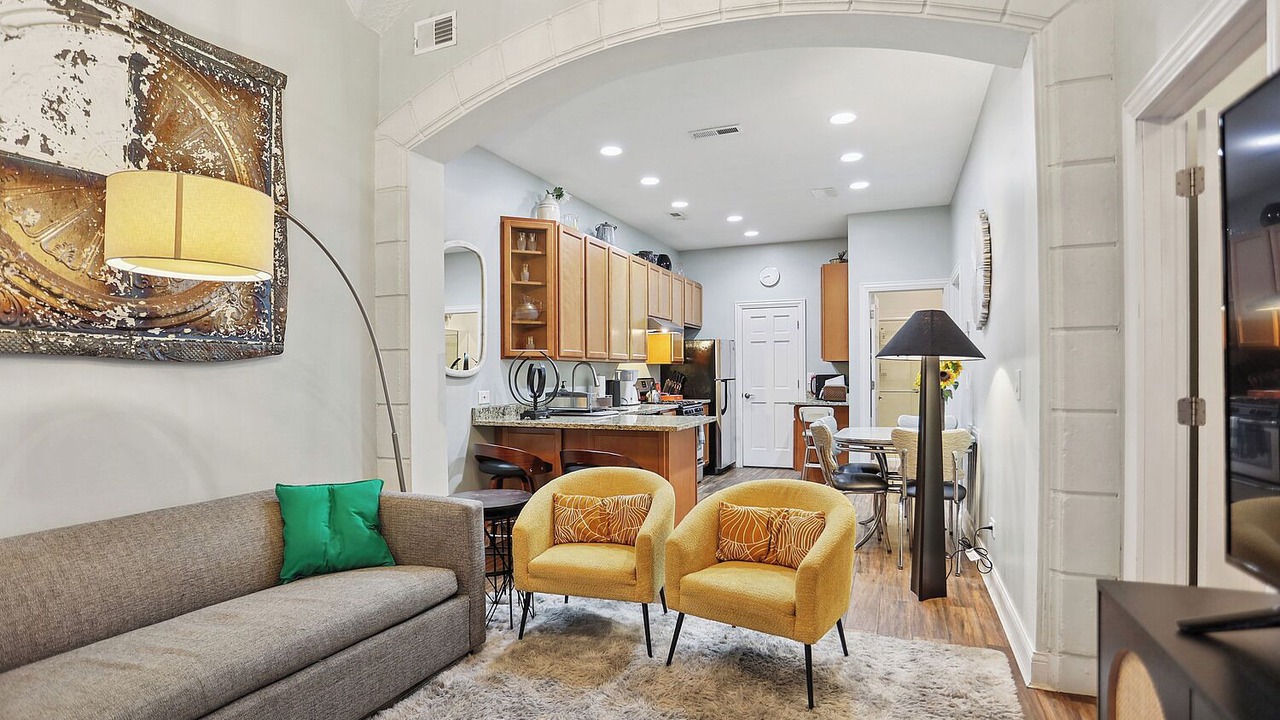 Photo of Livingroom in Old Town Triangle