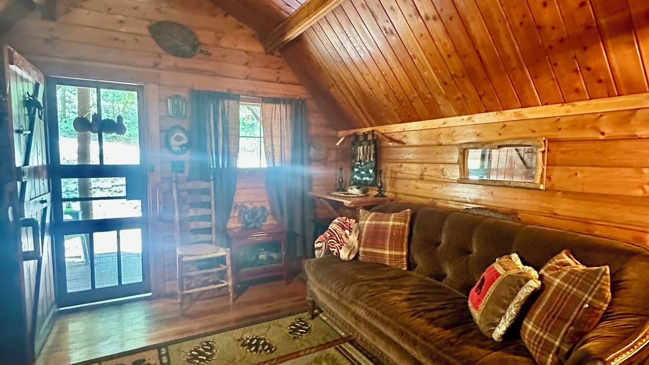 Photo of Livingroom in Cosby