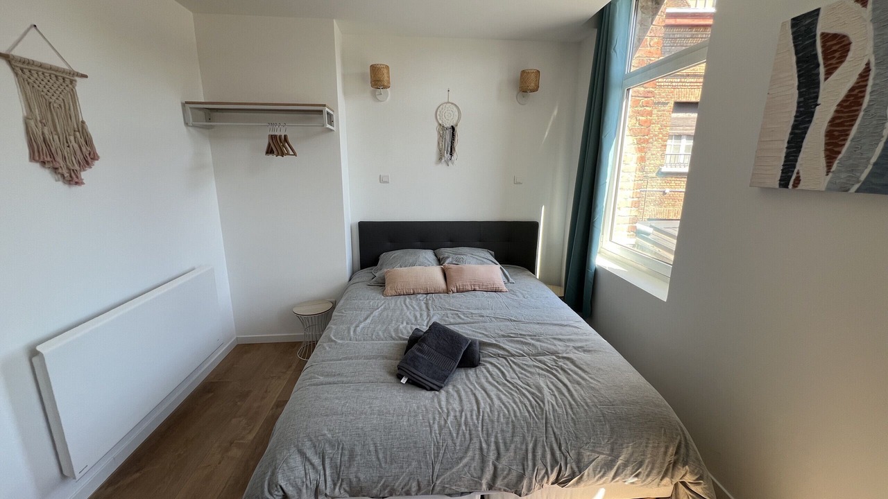 Photo of Bedroom in Lens