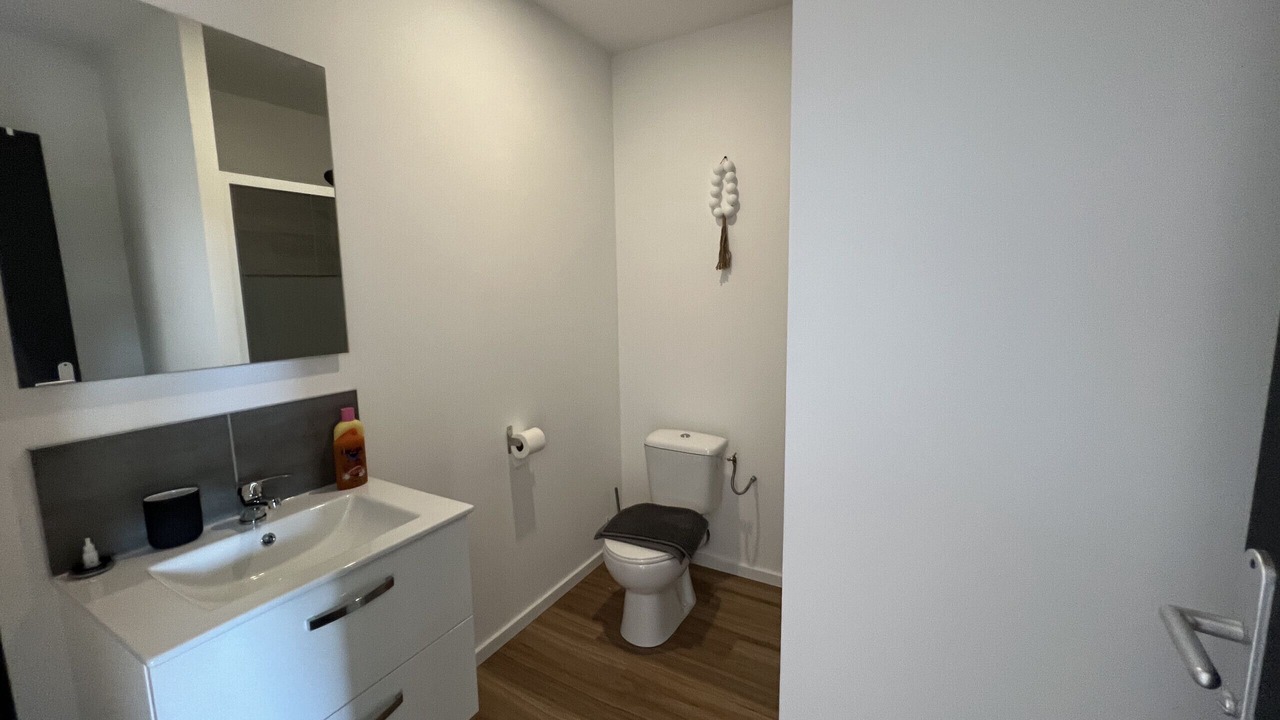 Photo of Bathroom in Lens