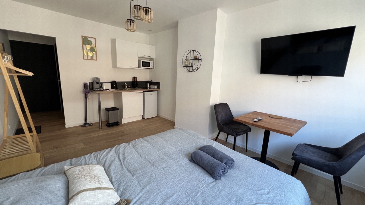 Photo of Bedroom in Lens