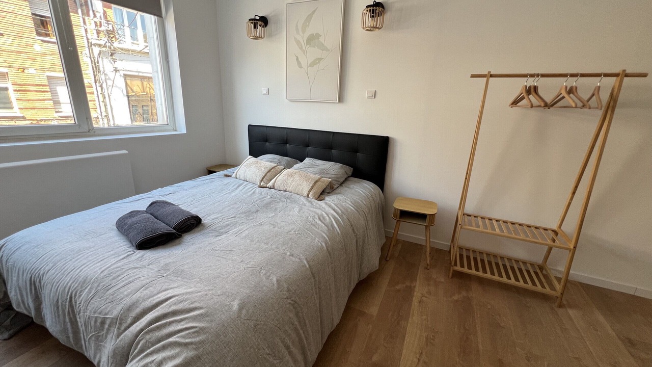 Photo of Bedroom in Lens