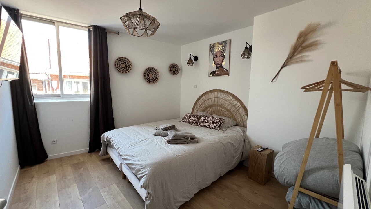 Photo of Bedroom in Lens