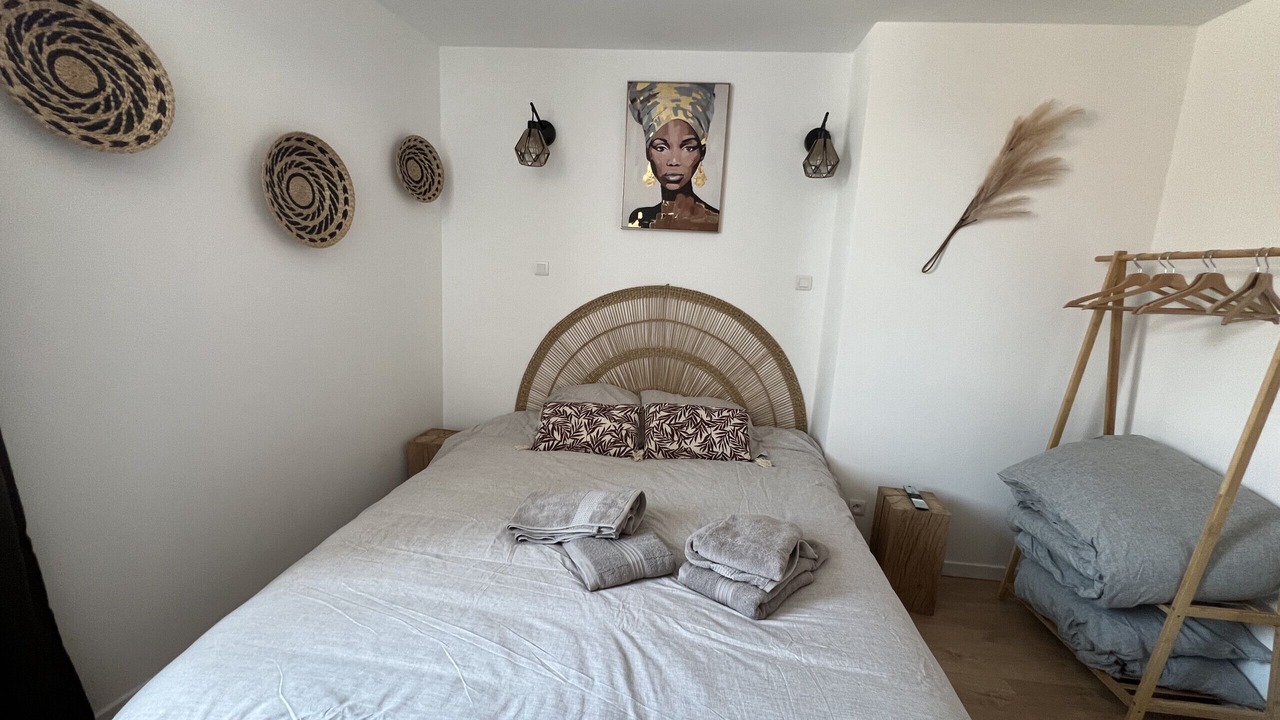 Photo of Bedroom in Lens