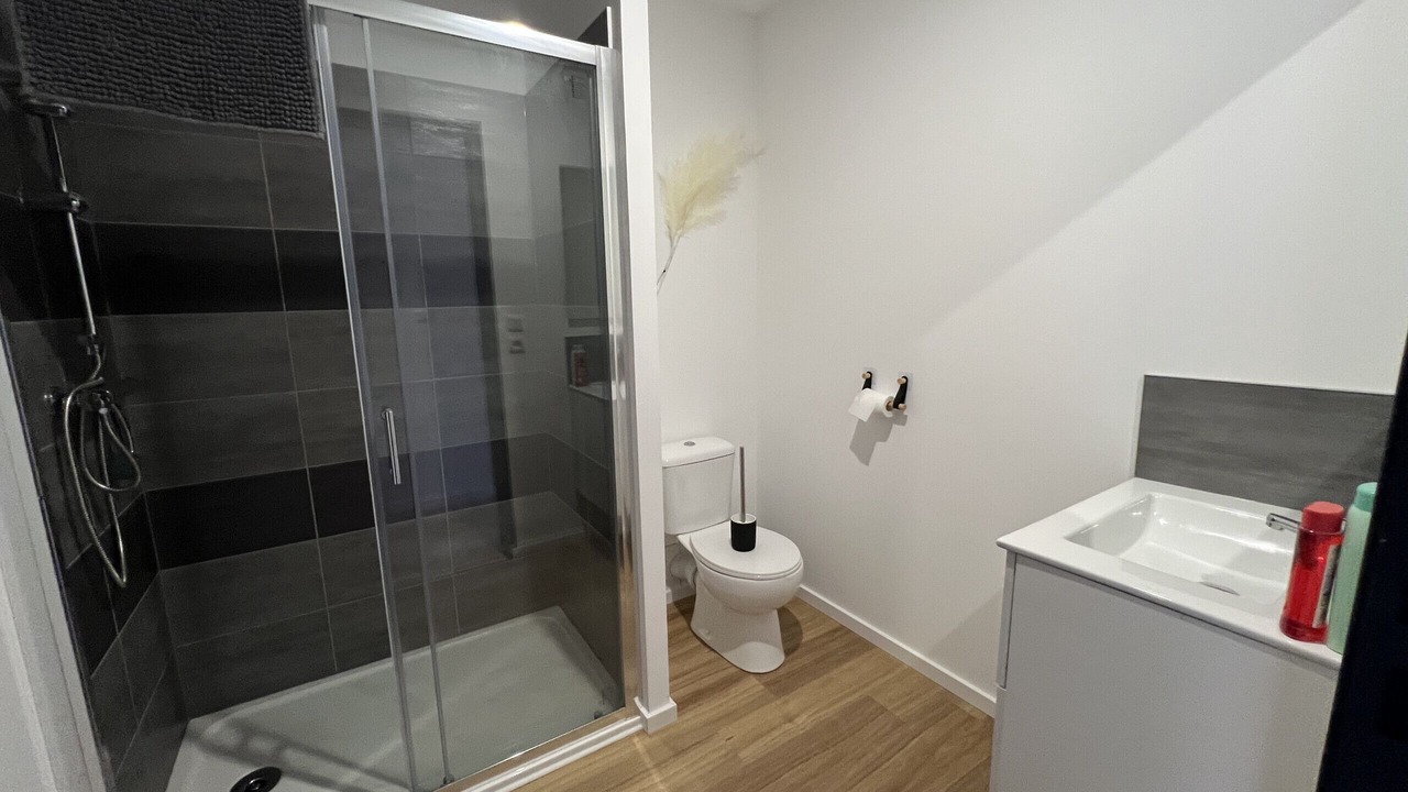 Photo of Bathroom in Lens