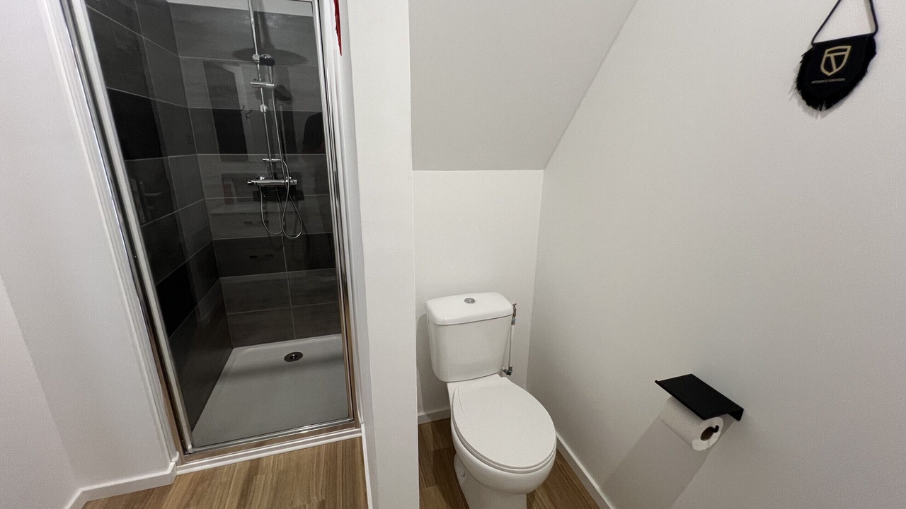 Photo of Bathroom in Lens