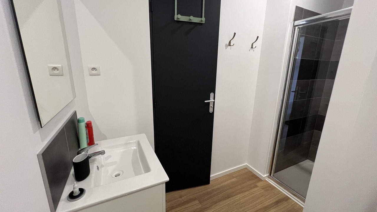 Photo of Bathroom in Lens