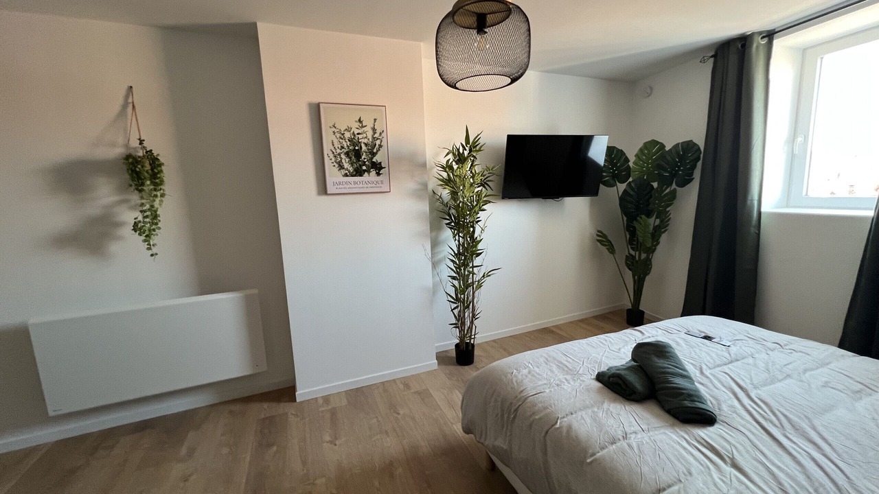 Photo of Bedroom in Lens