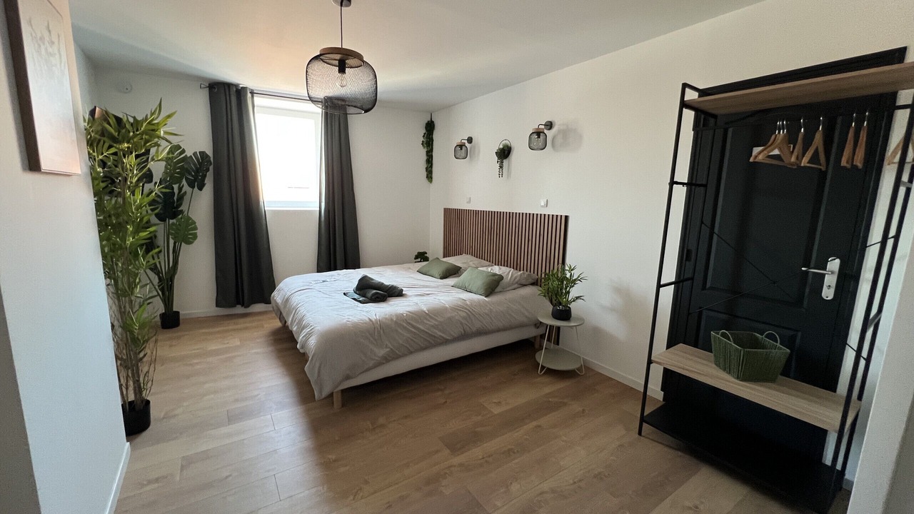 Photo of Bedroom in Lens
