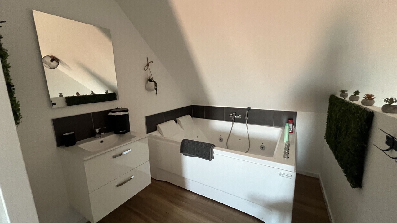Photo of Bathroom in Lens