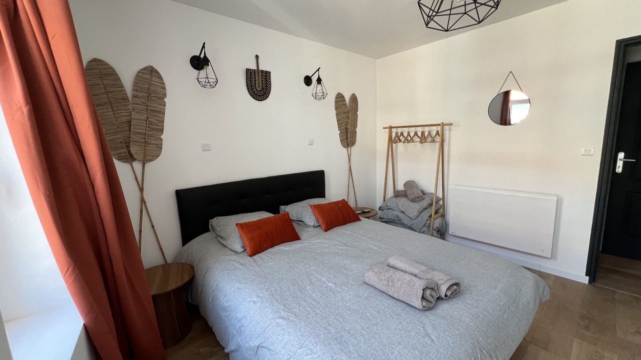 Photo of Bedroom in Lens