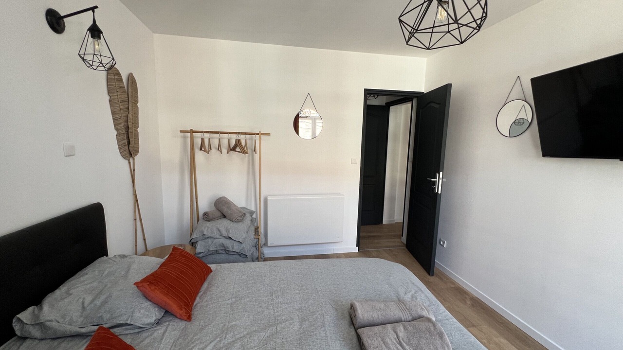 Photo of Bedroom in Lens