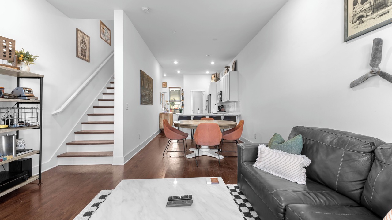 Photo of Livingroom in Hillsboro West End