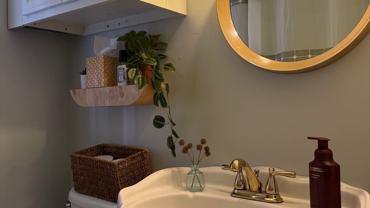 Photo of Bathroom in Lakeview