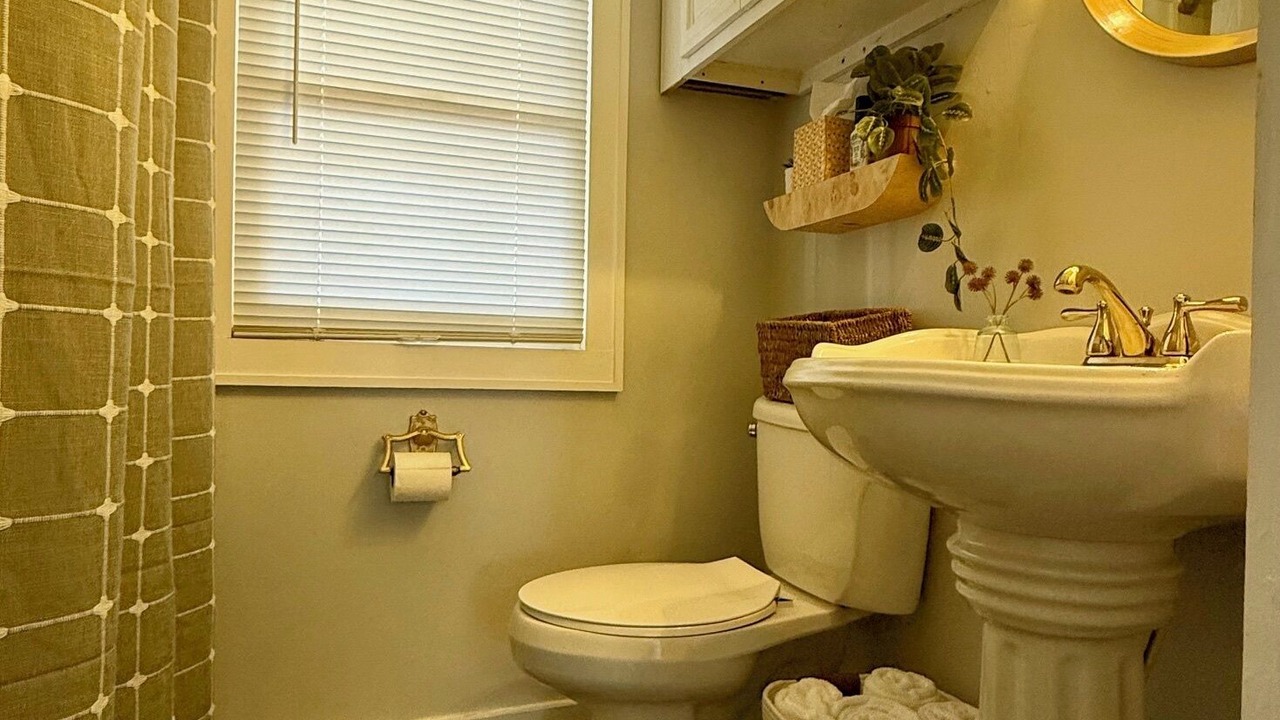 Photo of Bathroom in Lakeview