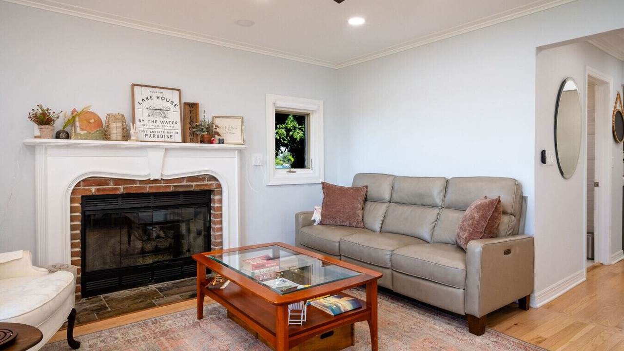 Photo of Livingroom in Fox Lake