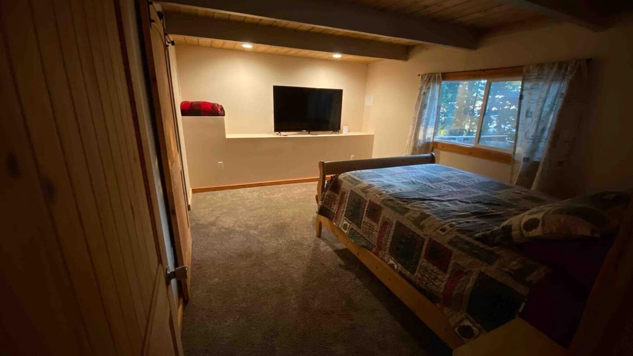 Photo of Bedroom in Running Springs