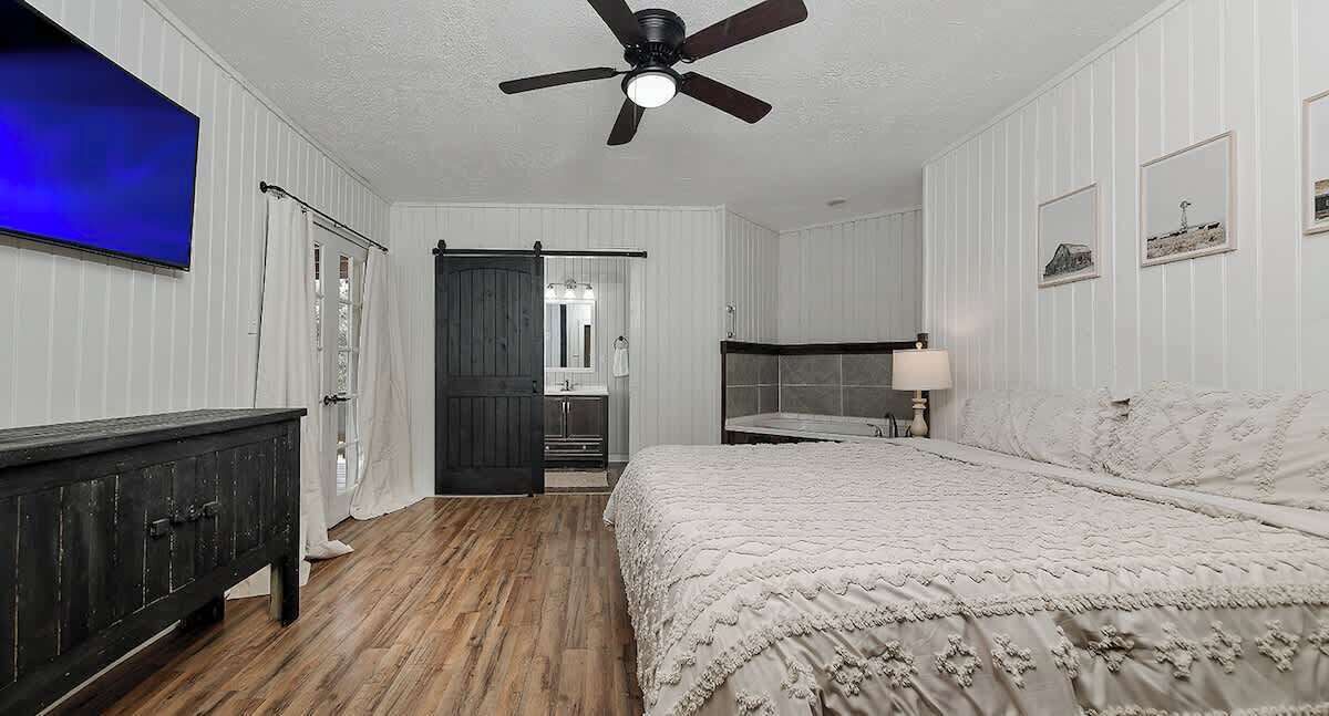 Photo of Bedroom in Centerville