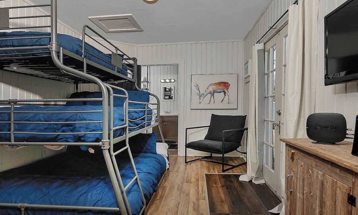 Photo of Bedroom in Centerville