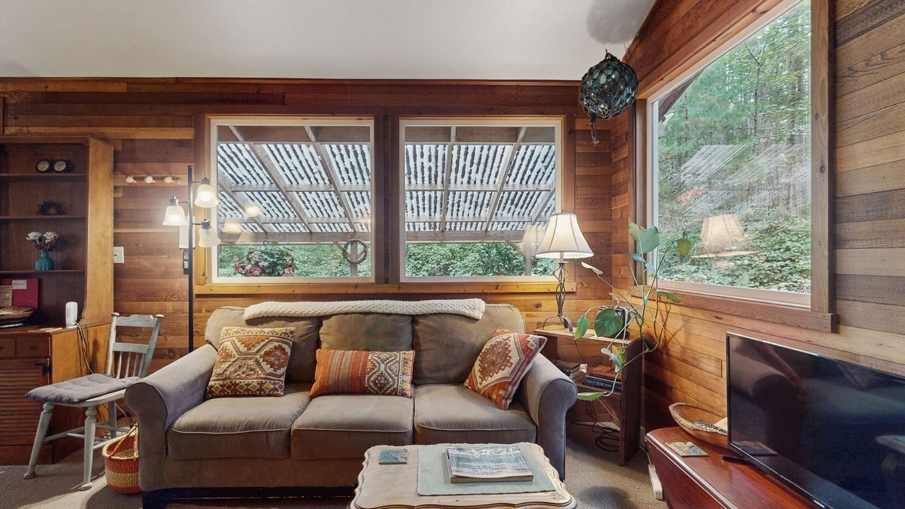 Photo of Livingroom in Langley