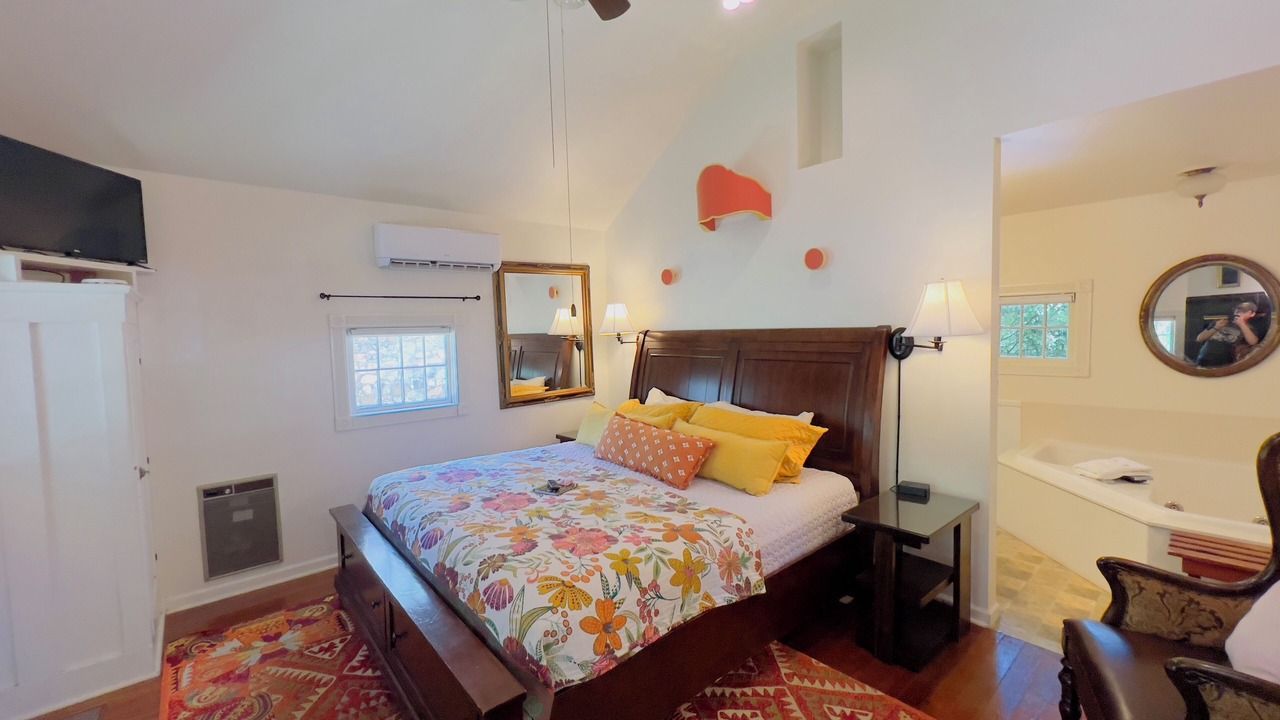 Photo of Bedroom in Eureka Springs Historic District