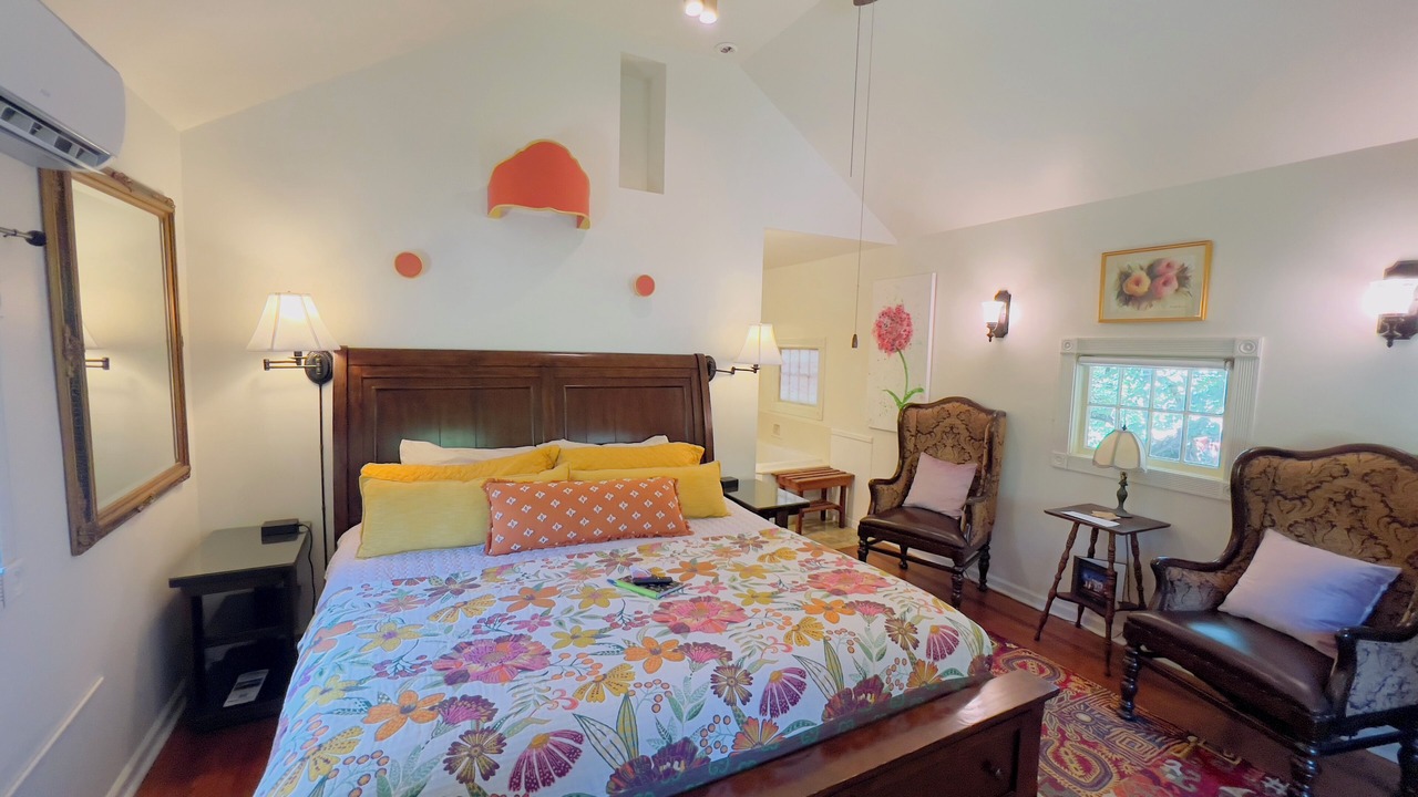 Photo of Bedroom in Eureka Springs Historic District