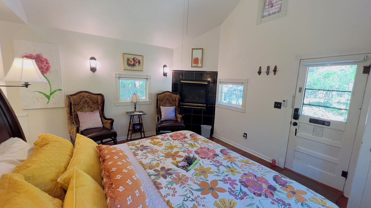Photo of Bedroom in Eureka Springs Historic District