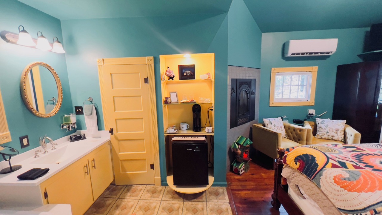 Photo of Bedroom in Eureka Springs Historic District