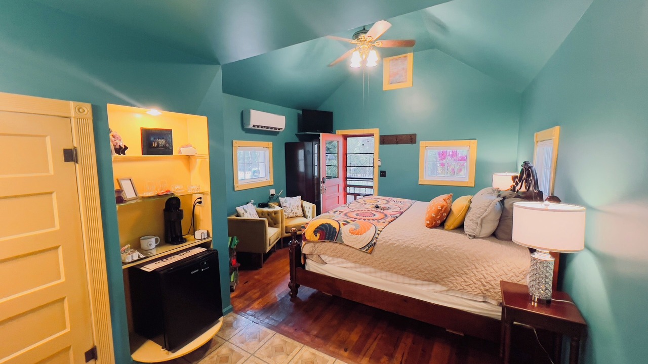 Photo of Bedroom in Eureka Springs Historic District