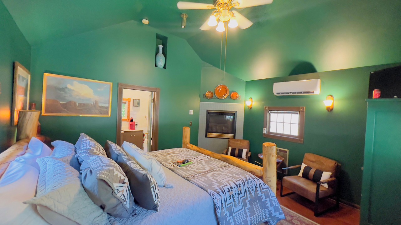 Photo of Bedroom in Eureka Springs Historic District